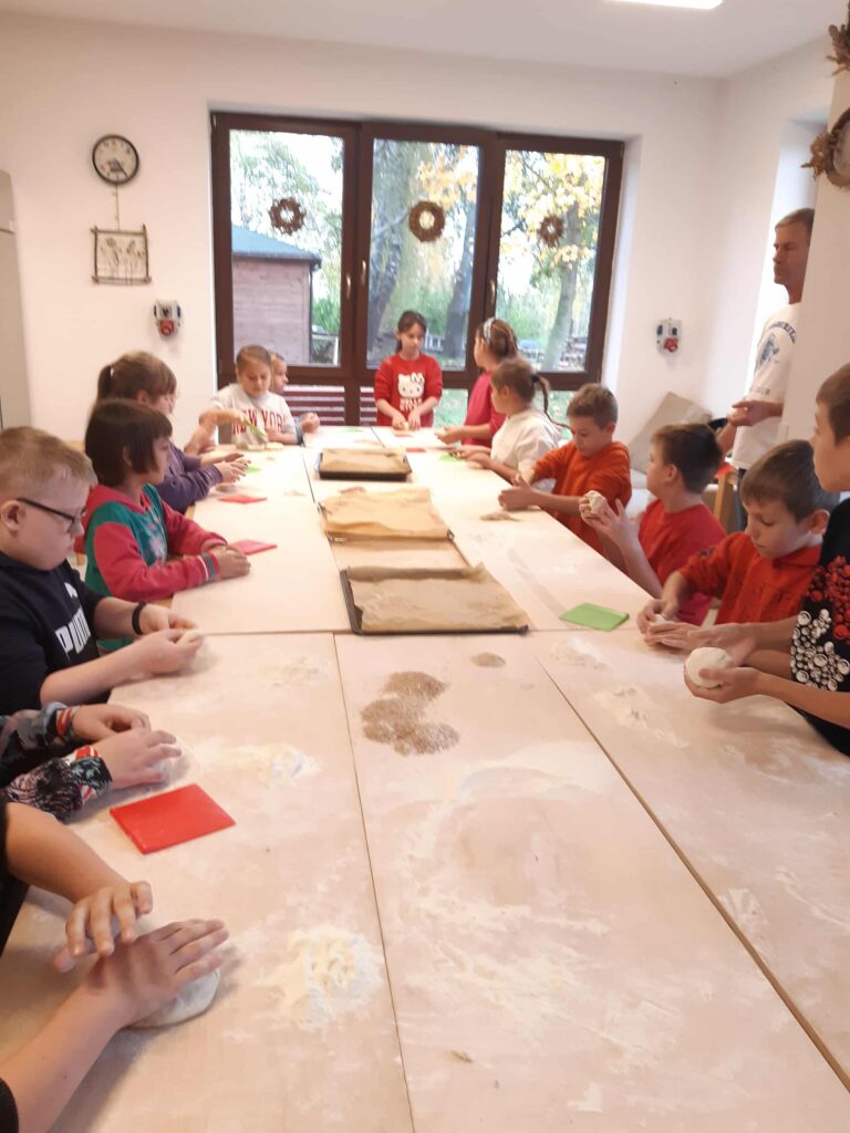 Uczniowie kl. III podczas zajęć "Od ziarenka do bochenka"