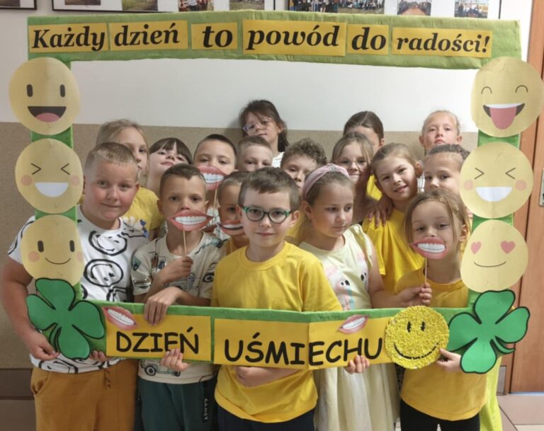 Klasa II podczas obchodów Dnia Uśmiechu.