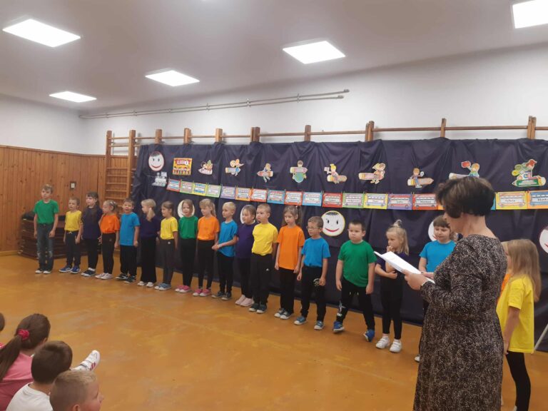 Uczniowie kl. I podczas występu