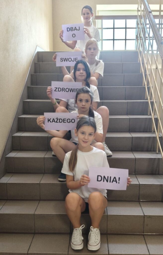Uczennice klasy V promujące hasło: „Dbaj o swoje zdrowie każdego dnia” z okazji Światowego Dnia Zdrowia Psychicznego.