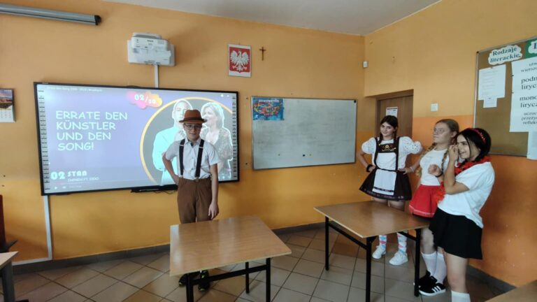 Uczniowie klasy VII podczas quizu muzycznego.