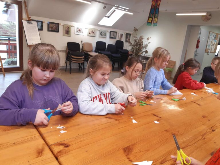 Uczniowie kl. III tworzą wycinanki