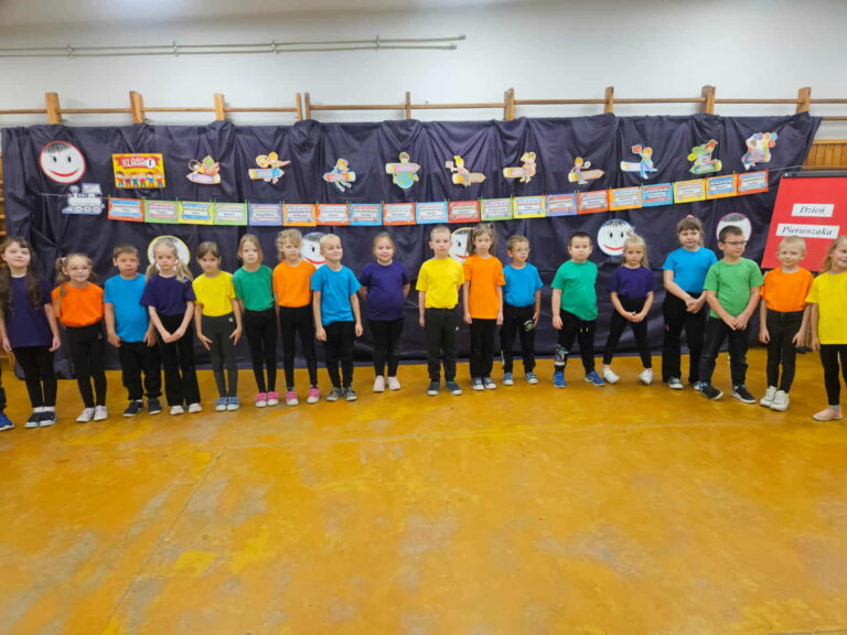 Uczniowie kl. I podczas występu