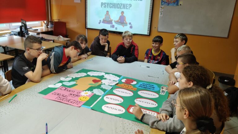 Klasa VII podczas warsztatów z pedagogiem specjalnym na temat zdrowia psychicznego.