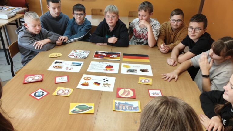 Uczniowie klasy VII podczas lekcji okolicznościowej na temat krajów niemieckojęzycznych.