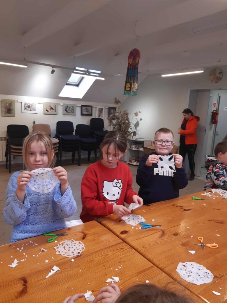 Uczniowie kl. III prezentują wycinanki