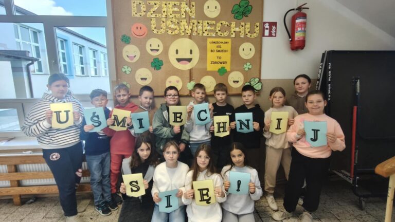 Klasa IV a podczas obchodów Dnia Uśmiechu.