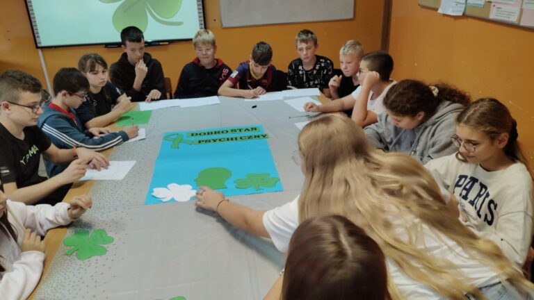 Uczniowie klasy VII podczas warsztatów z pedagogiem specjalnym – wykonanie koniczynek przez uczniów: „Dbam o swój dobrostan psychiczny”.