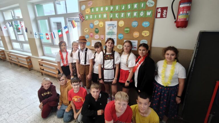 Klasa VII podczas obchodów Europejskiego Dnia Języków Obcych.