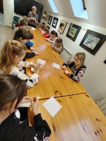 Uczniowie kl. II podczas wycinania