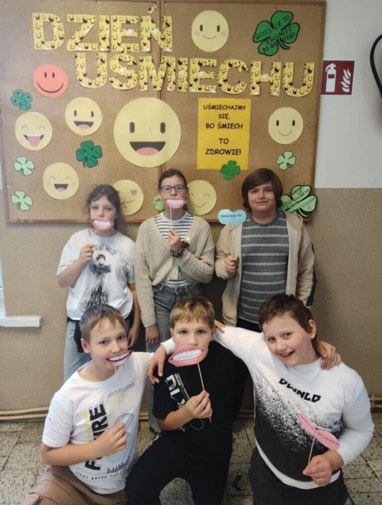 Uczniowie klasy V podczas obchodów Dnia Uśmiechu.