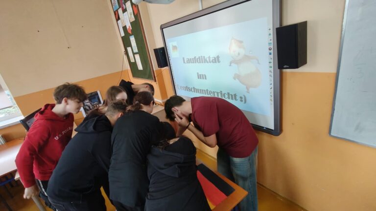 Klasa VIII podczas zajęć języka niemieckiego - „Laufdiktat czyli biegane dyktando”.