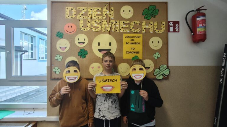 Uczniowie klasy VII podczas obchodów Dnia Uśmiechu.