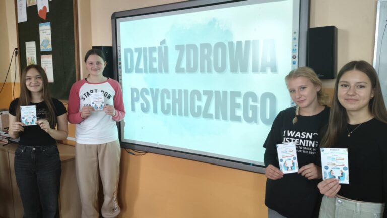 Uczennice klasy VIII podczas zajęć z pedagogiem specjalnym na temat zdrowia psychicznego. 