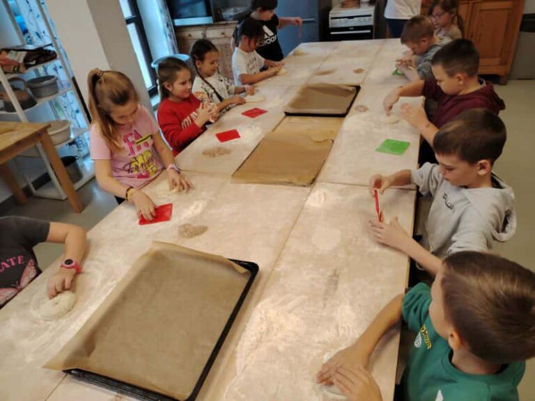 Uczniowie kl. II podczas zajęć "Od ziarenka do bochenka"