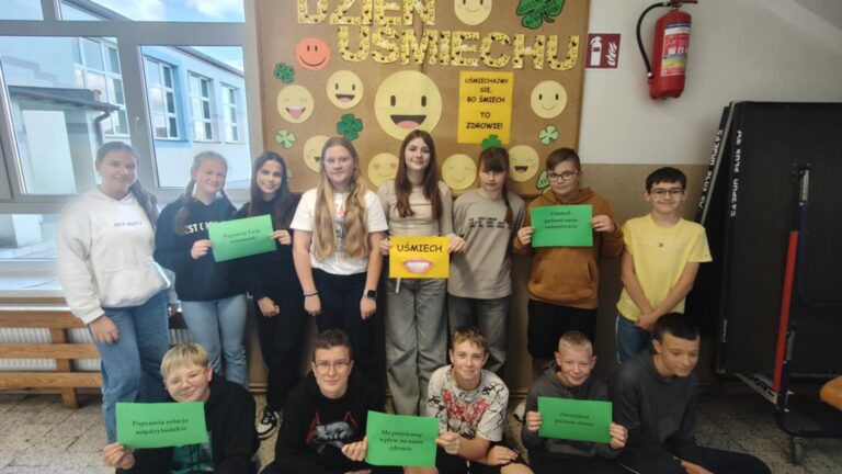 Klasa VII  prezentująca powody dlaczego warto się uśmiechać.