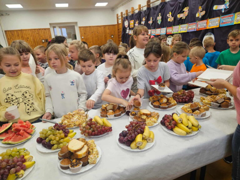 Uczestnicy spotkania podczas poczęstunku