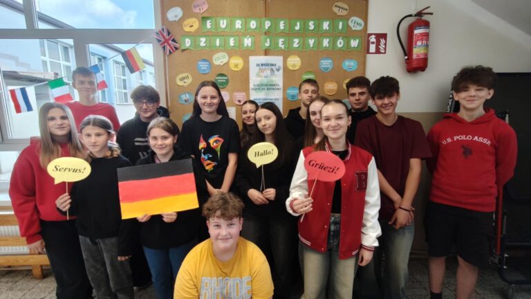 Klasa VIII podczas obchodów Europejskiego Dnia Języków Obcych.
