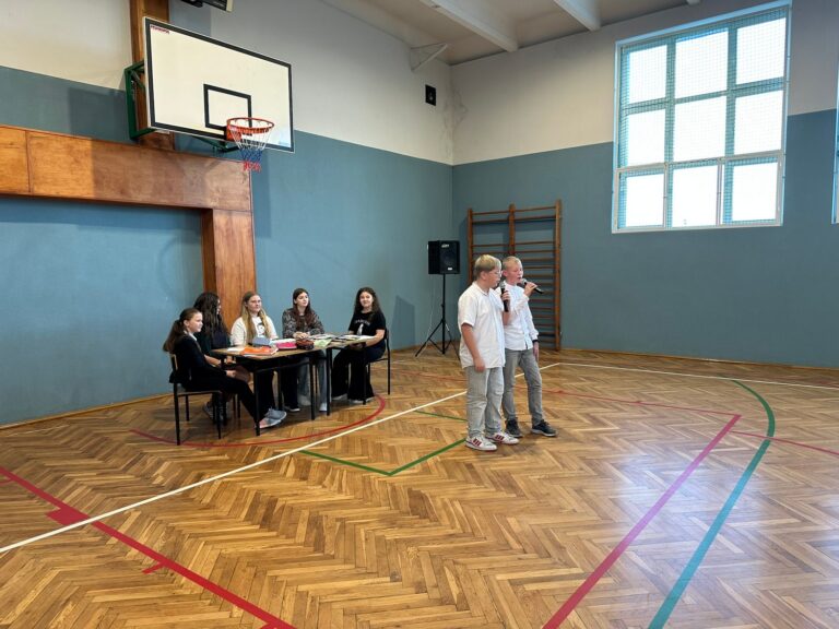 Uczniowie klasy VII w czasie występu.