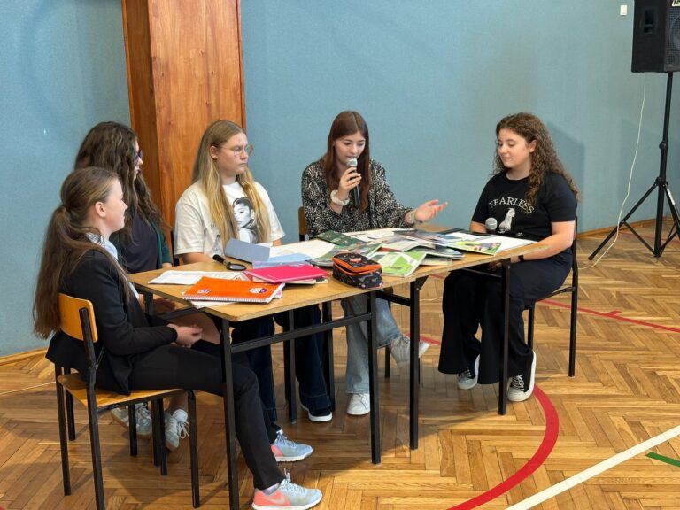 Uczniowie klasy VII w czasie występu.