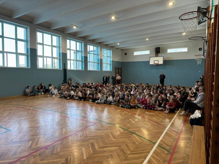 Społeczność szkolna zgromadzona na uroczystości.