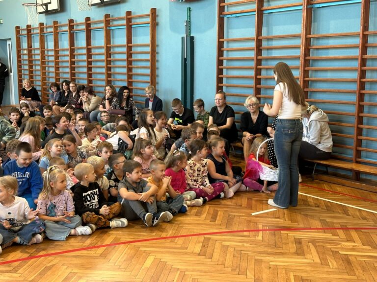 Społeczność szkolna zgromadzona na