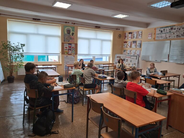 Klasa Vb podczas słuchania