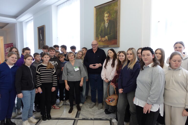 Pamiątkowa fotografia uczestników wycieczki z Panem Marszałkiem Piotrem Zgorzelskim