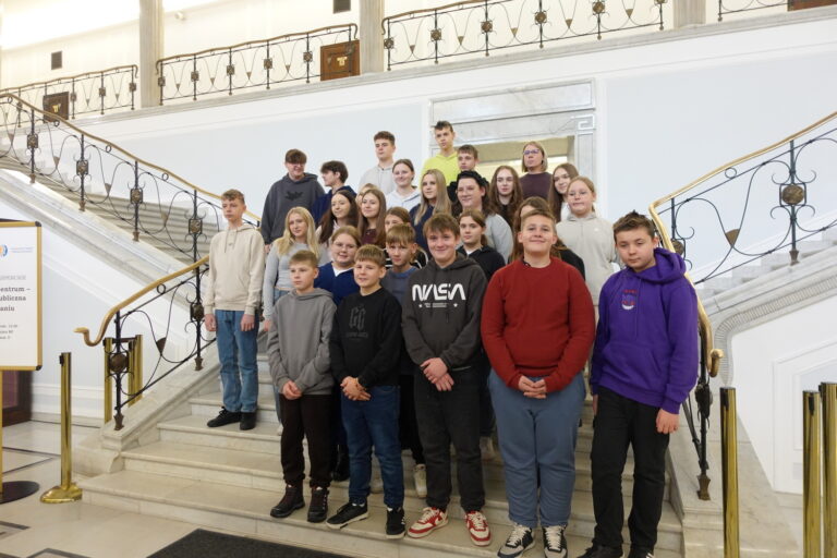 Grupa na schodach sejmowych.