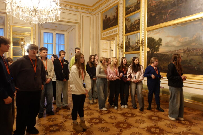 Uczniowie słuchają opowieści o obrazach Canaletta.