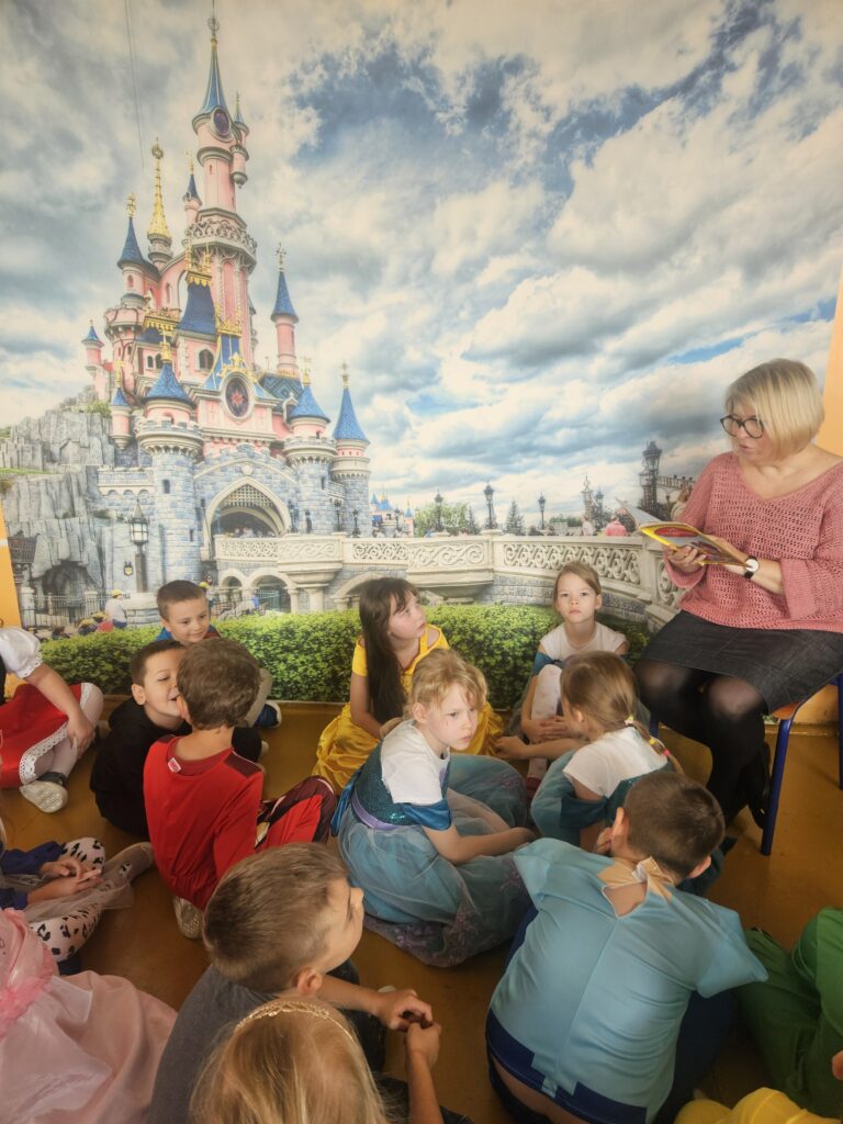 Dzieci z kl. I słuchają bajki o Jasiu i Małgosi