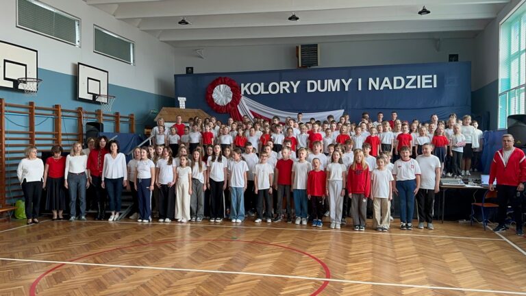 Społeczność szkolna podczas wykonywania „Mazurka Dąbrowskiego”