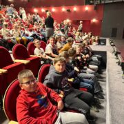 Uczniowie klasy IVa i IVb na widowni Teatru Dramatycznego w Płocku.