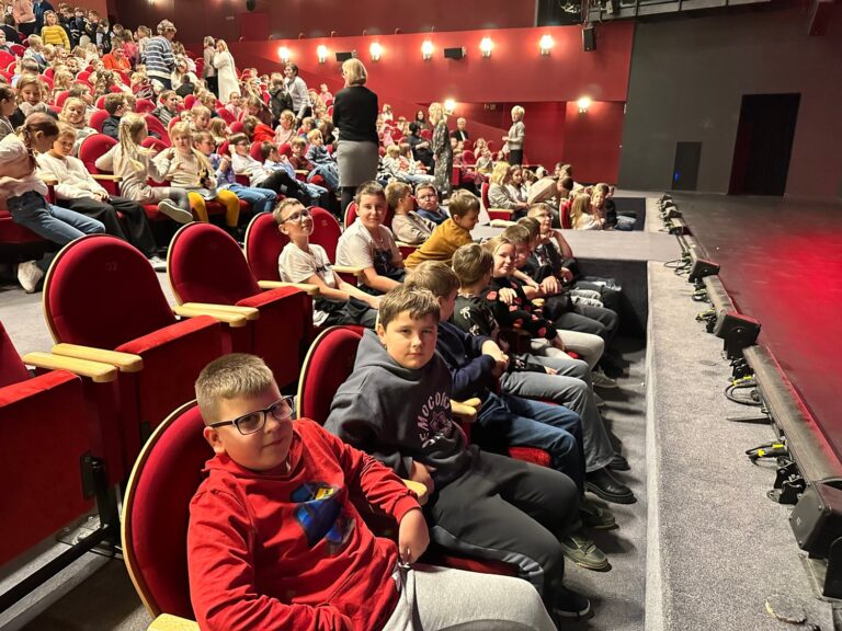 Uczniowie klasy IVa i IVb na widowni Teatru Dramatycznego w Płocku.