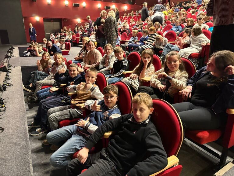 Uczniowie klasy IVa i IVb na widowni Teatru Dramatycznego w Płocku.