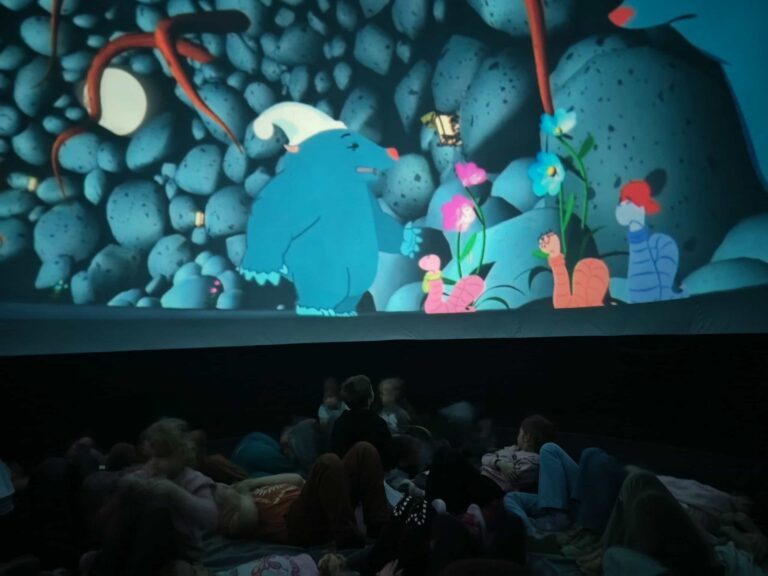 Klasa I i III podczas wyświetlania bajki edukacyjnej.