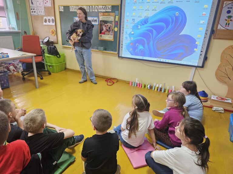 Przedstawiciel Azylu w Żychlinie podczas zajęć z dziećmi klas I-II