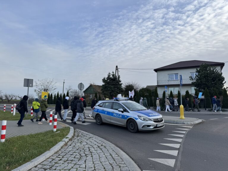 Przemarsz uczniów klas I-VII ulicami Pacyny