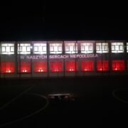 Wieczorna iluminacja szkoły.