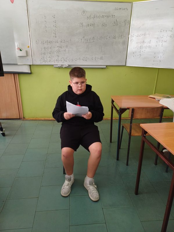 Uczeń kl. IVb podczas czytania