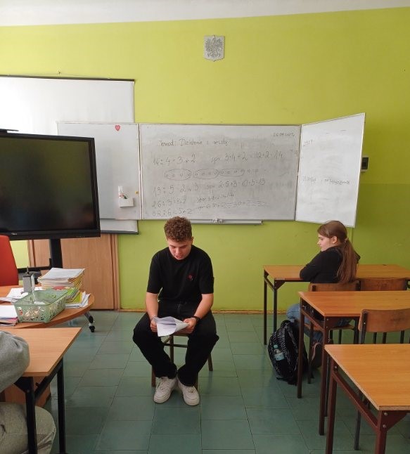 Uczeń kl. VIII czyta swoim kolegom