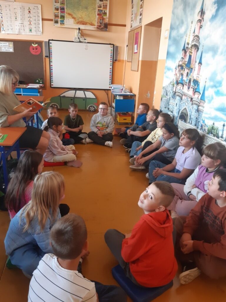 Uczniowie kl. III poznają dalsze przygody Nieddźwiadka