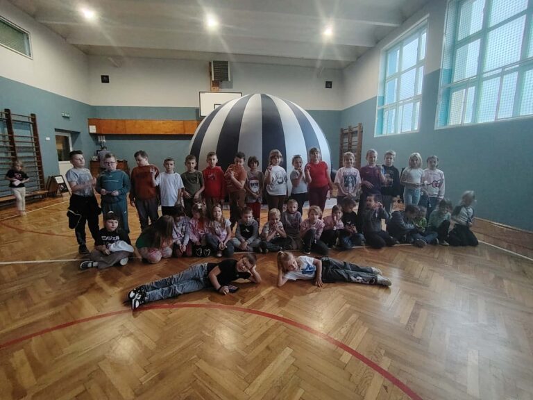 Uczniowie klasy I i III tuż po wyświetleniu bajki edukacyjnej