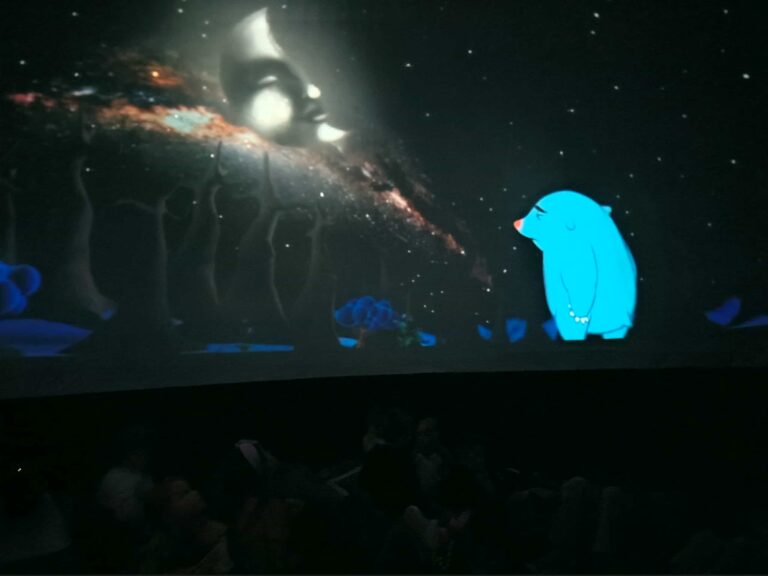 Uczniowie podczas wyświetlania bajki edukacyjnej