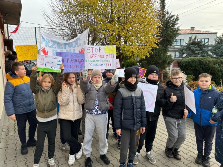 klasa 4 b przygotowuje się do przemarszu