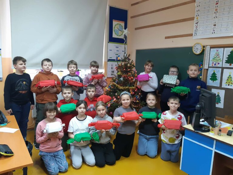 Uczniowie kl. III z podarkami