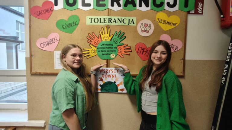1. Uczennice klasy VII podczas obchodów Międzynarodowego Dnia Tolerancji