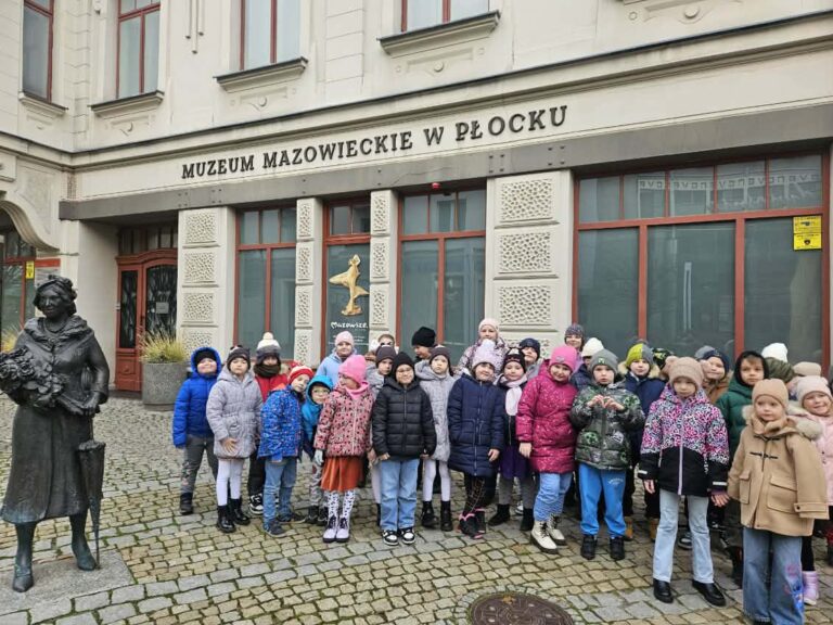 Uczniowie przed muzeum