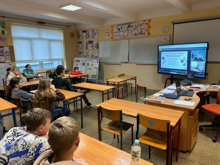 Uczniowie klasy VII w czasie zajęć „Zdrowe technologie”