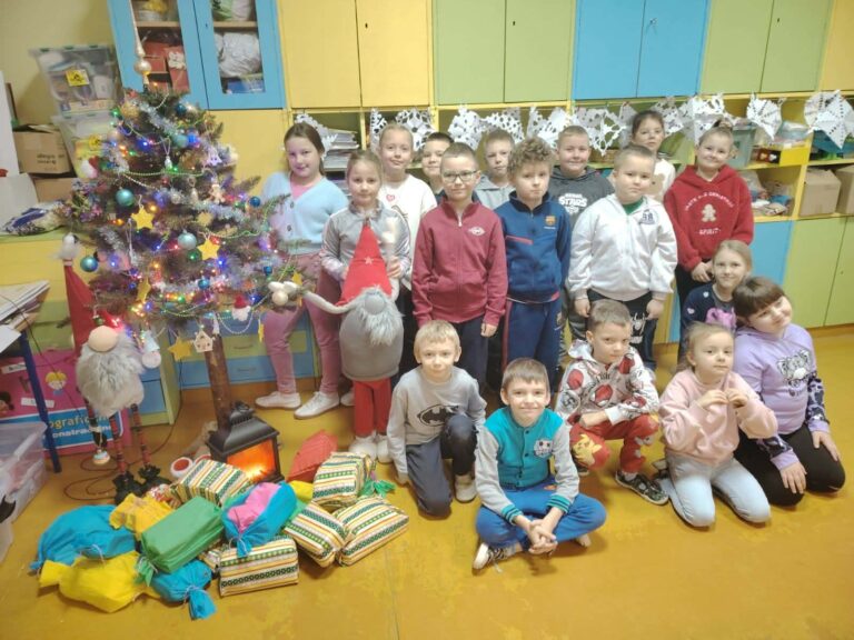 Uczniowie kl. II z podarkami